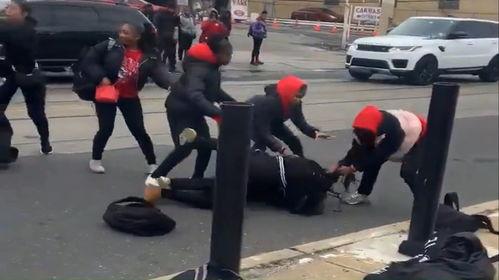 街头蒙眼吃瓜图片高清